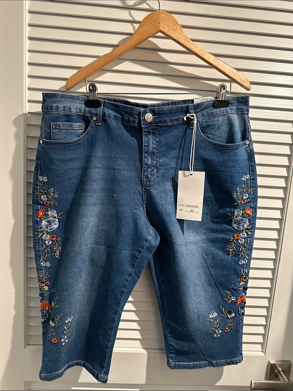 NWT 9th & Main Mid Rise Embroidered Front Capri with five pockets. Size 20W
